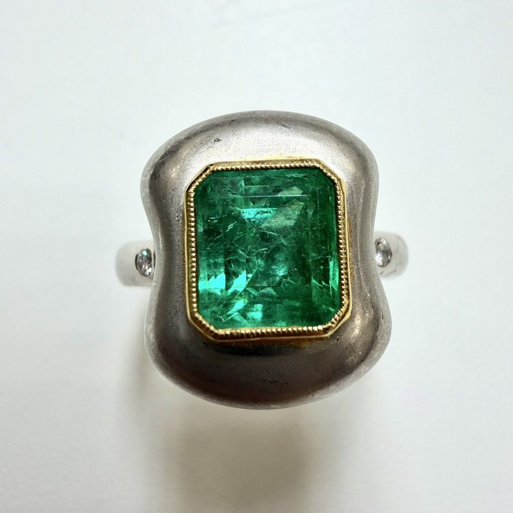 エメラルド　2.56ct　リング
